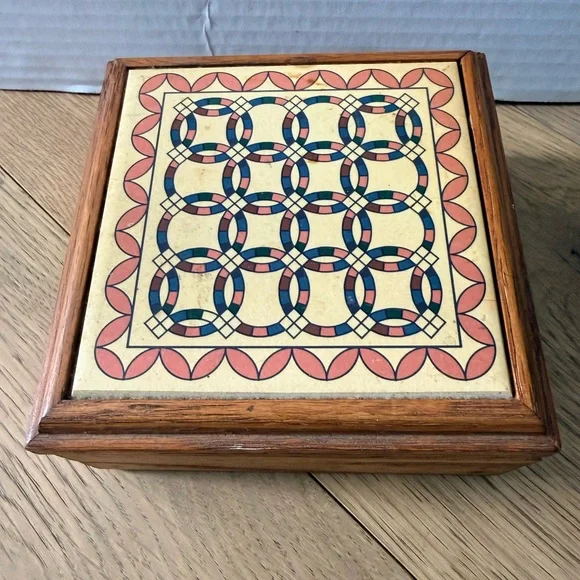 Wooden Jewelry Organizer with Double Wedding Quilt Design - Picture 2 of 14